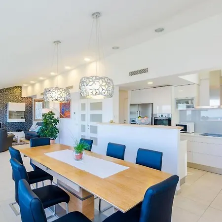 Elegant Sea-view With Pool